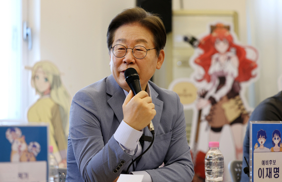 Democratic Party presidential primary candidate Lee Jae-myung speaks at a meeting with K-content companies at Coop Soilab in Daegu on April 18. [NEWS1]