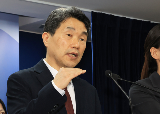 Education Minister Lee Ju-ho speaks during a briefing held at the government complex building in Seoul on April 17. [YONHAP]