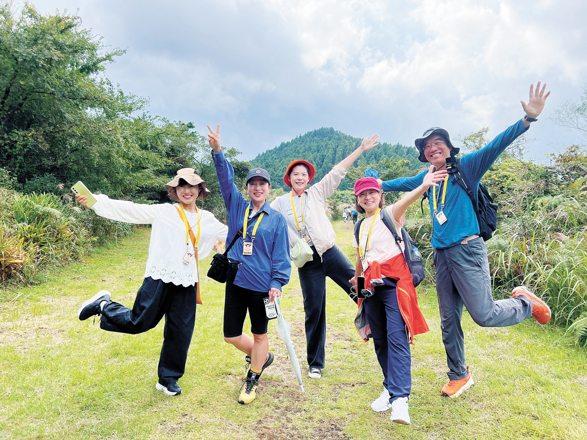 Taiwanese tourists pose for a photo on Jeoji Oreum hill on Jeju Island, in October last year. [JEJU TOURISM ORGANIZATION]