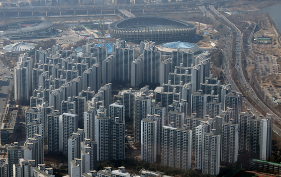 Apartments in Songpa District, southern Seoul are seen on March 19. [NEWS1] 
