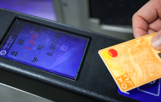 A citizen pays their subway fare with a metro card on April 20 in Seoul. [NEWS1]