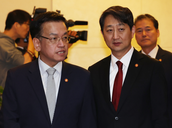 Deputy Prime Minister and Finance Minister Choi Sang-mok, left, and Minister of Trade, Industry and Energy Ahn Duk-geun at the Government Complex in central Seoul on Nov. 12, 2024 [YONHAP]