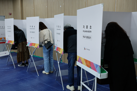 Residents cast their ballots in the Guro District Office by-election in Guro District, western Seoul, on March 28. [NEWS1]
