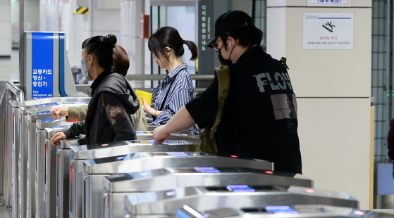 Citizens use the subway in Seoul on April 20. [NEWS1]