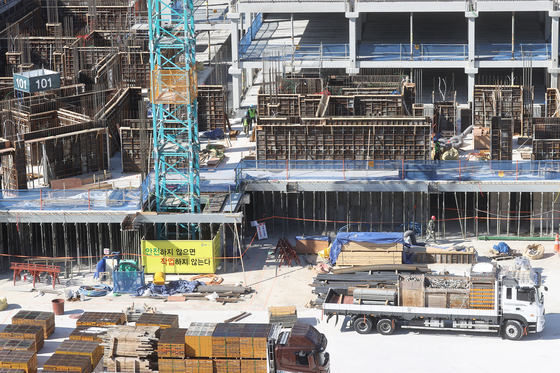 A construction site in Seoul on Feb. 4 [YONHAP]