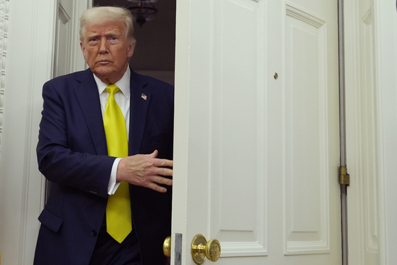 President Donald Trump arrives at a swearing in ceremony for Dr. Mehmet Oz to be Administrator of the Centers for Medicare and Medicaid Services, in the Oval Office of the White House on April 18 in Washington. [AP/YONHAP]