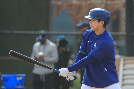 Kim Hye-seong trains with the Los Angeles Dodgers during spring training in Arizona on Feb. 18. [YONHAP] 