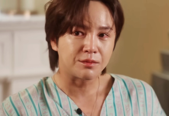 Actor Jang Keun-suk cries in a YouTube video posted in September 2024 while talking about his battle with thyroid cancer. [SCREEN CAPTURE]