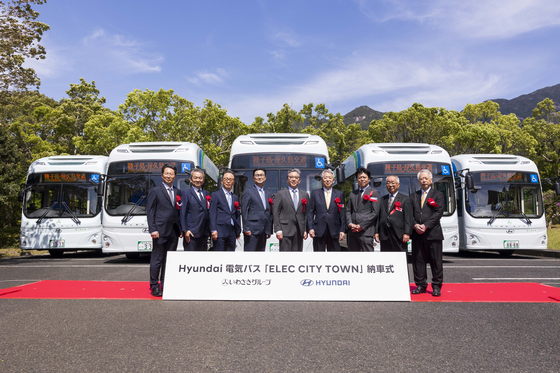 Hyundai Motor and Iwasaki Group executives, along with Yakushima authorities, pose for a photo at the handover ceremony of Hyundai's Elec City Town electric buses on April 21 at the Yakushima Iwasaki Hotel. [HYUNDAI MOTOR]