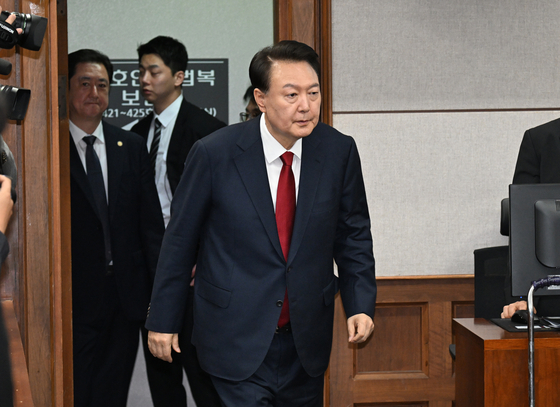 Former President Yoon Suk Yeol appears at the Seoul Central District Court in Seocho District, southern Seoul, on April 21 for the second hearing on charges of leading an insurrection. [JOINT PRESS CORPS]