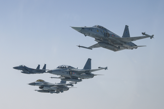 The Korean and U.S. air forces held a media day for the Freedom Flag exercise at Gwangju Air Base on April 18. The photo shows Korean and U.S. fighter jets flying in formation. [NEWS1] 