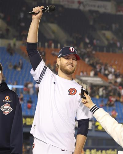 Doosan Bears starter Cole Irvin acknowledges fans after his team's 7-1 win over the Kia Tigers in a Korea Baseball Organization regular-season game at Jamsil Baseball Stadium in Seoul on April 18. [DOOSAN BEARS] 