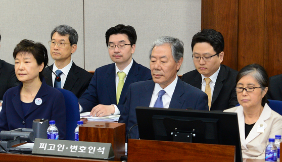 Former President Park Geun-hye, left, sits at the defendant’s bench alongside Choi Soon-sil during the first trial hearing on charges including bribery, held in Courtroom No. 417 at the Seoul Central District Court in Seocho District, southern Seoul, on May 23, 2017. [CHO MUN-KYU]