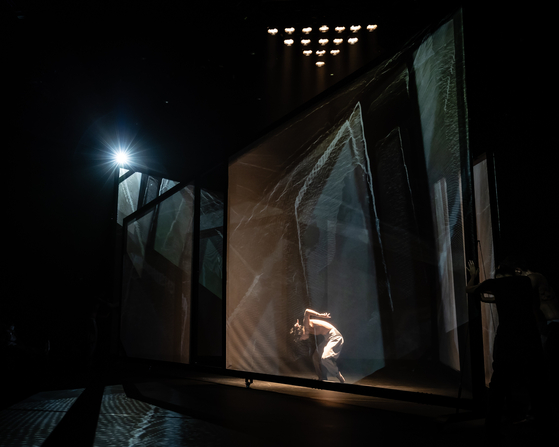 A dancer performs in ″Infinitely Closer″ in a photo provided by the Singaporean Embassy in Seoul. [THE HUMAN EXPRESSION DANCE COMPANY]