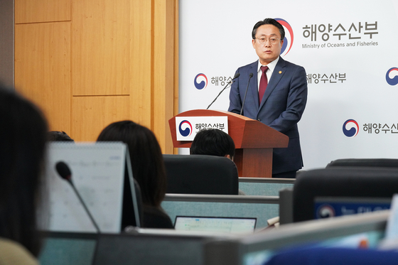 Minister of Oceans and Fisheries Kang Do-hyung speaks during a press conference at the Sejong government complex on April 21. [NEWS1]