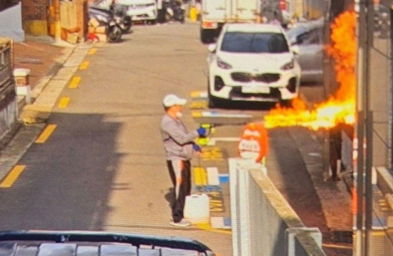 A man in his 60s sets fire to a trash pile in front of a residential property in Bongcheon-dong, southern Seoul, on April 21 in this photo shared on social media. The building was located 1.4 kilometers (0.87 miles) away from the 21-story building where the man allegedly started a fire that killed himself and injured at least six others, according to police. [NEWS1] 