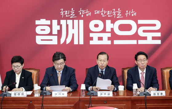 People Power Party (PPP) emergency committee chair Kwon Young-se, second from right, speaks during a meeting of the party’s emergency leadership committee at the National Assembly in Yeouido, western Seoul, on April 21. [KIM SEONG-RYONG]