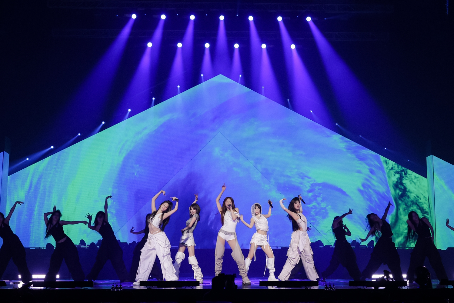 Le Sserafim performs during its first world tour ″Easy Crazy Hot″ at the Inspire Arena in Incheon on April 20. [SOURCE MUSIC]