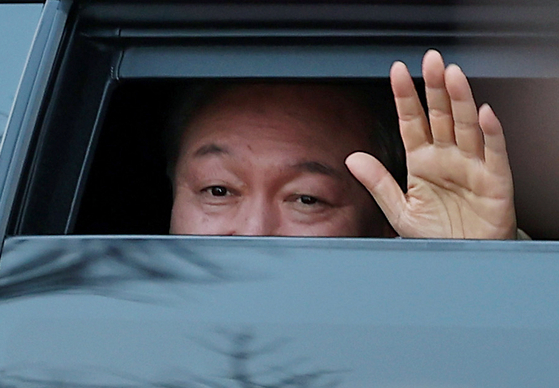 Former president Yoon Suk Yeol waves to his supporters on March 8. [NEWS1]