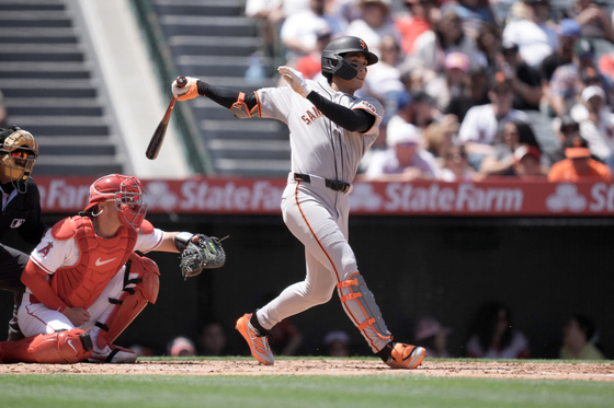 San Francisco Giants outfielder Lee Jung-hoo bats in the third inning against the Los Angeles Angels at Angel Stadium in Anaheim, California, on April 20. [REUTERS/YONHAP] 