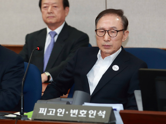 Former President Lee Myung-bak sits in Courtroom No. 417 at the Seoul Central District Court in Seocho District, southern Seoul, on May 23, 2018. [JOINT PRESS CORPS]