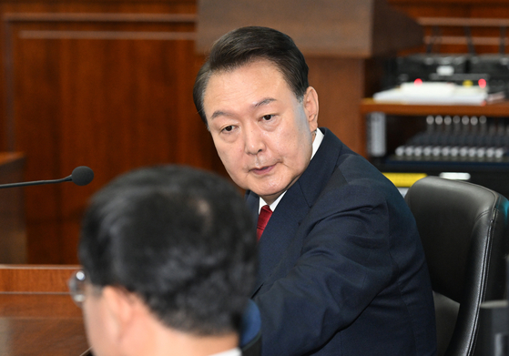 Former President Yoon Suk Yeol attends the second hearing on charges of leading an insurrection at the Seoul Central District Court in Seocho District, southern Seoul, on April 21. [JOINT PRESS CORPS]