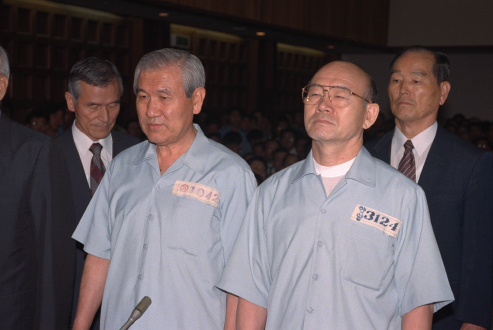 Late presidents, Roh Tae-woo, left and Chun Doo Hwan stand in Courtroom No. 417 in Seoul in 1996 to receive their first ruling on a military coup that helped them seize state power in 1979. [JOONGANG PHOTO]