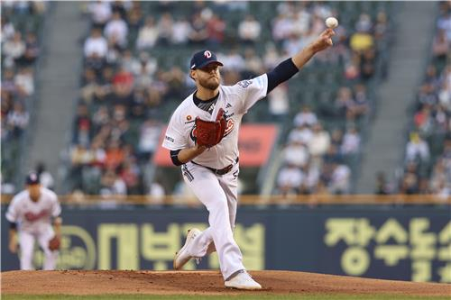 Doosan Bears starter Cole Irvin pitches against the Kia Tigers during a Korea Baseball Organization regular-season game at Jamsil Baseball Stadium in Seoul on April 18. [DOOSAN BEARS] 