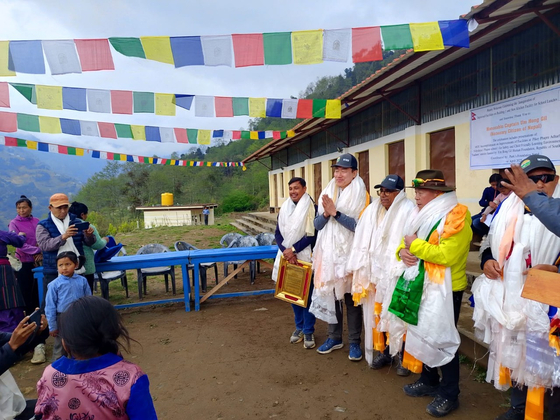 The Um Hong Gil Human Foundation held a ceremony on April 18 celebrating the reopening of the Pikey Phapre school in Nepal and the unveiling of the foundation’s signboard. [UM HONG GIL HUMAN FOUNDATION]
