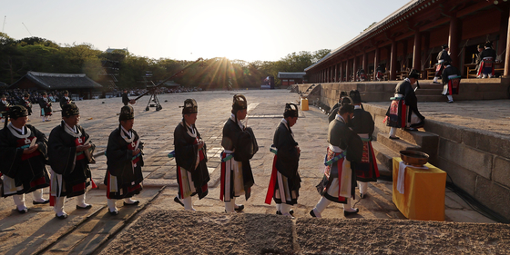 The Main Hall of Jongmyo Shrine — a National Treasure — reopened to the public on April 20 after five years of restoration. That afternoon, a traditional ritual was held called hwanan , in which 49 spirit tablets, including that of King Taejo, founder of the Joseon Dynasty, were ceremoniously returned to the hall. The photo shows the  goyuje , a rite held to report the arrival of the tablets at the shrine. [YONHAP]