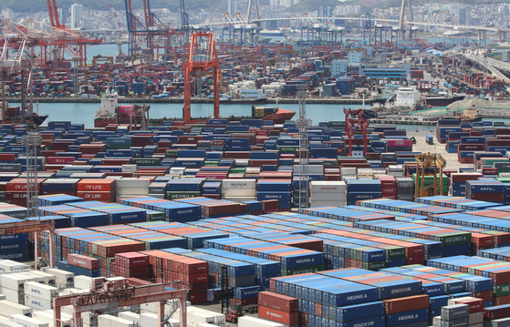 Containers sit at the yards at Sinseondae and Gamman terminals in Busan Port in Busan on April 21. [NEWS1]