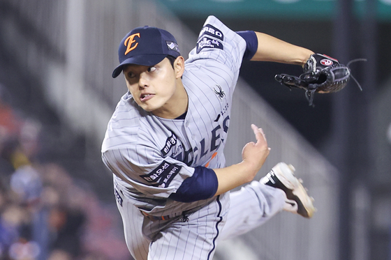 Hanwha Eagles pitcher Moon Dong-ju pitches during a KBO game against the LG Twins at Jamsil Baseball Stadium in southern Seoul on March 27. [YONHAP] 