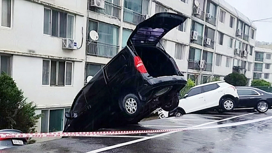 Cars lie damaged after a retaining wall collapsed in the ground-level parking lot of an apartment complex in Namyangju, Gyeonggi, on April 22. [YONHAP]