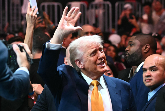 U.S. President Donald Trump waves to the crowd as he attends UFC 314 at the Kaseya Center in Miami, Florida, on April 12. [AFP/YONHAP]