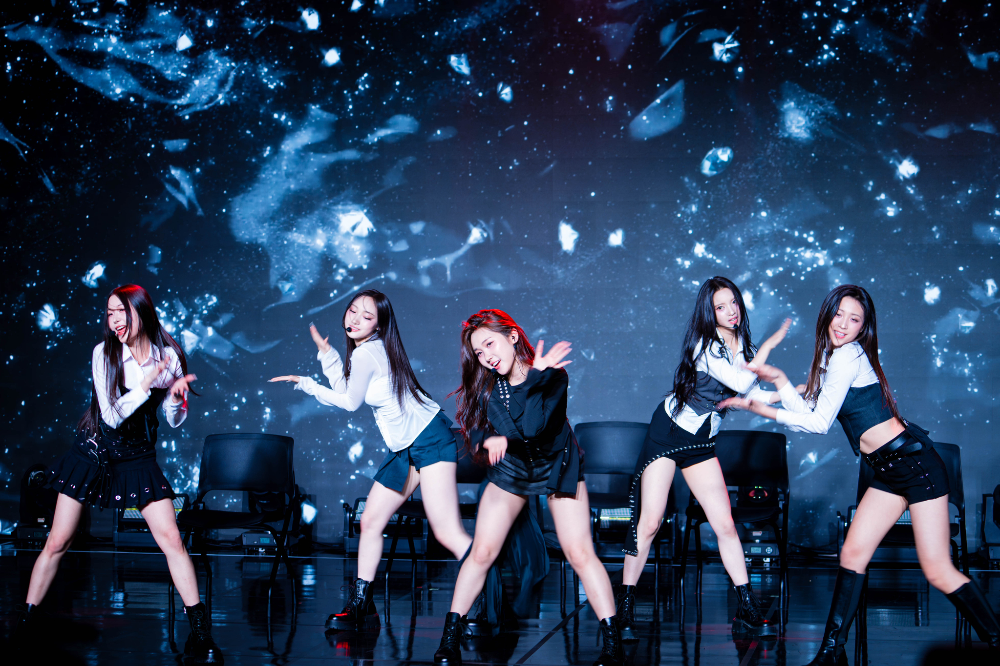 Girl group VVS performs title track “Tea” during a showcase on April 22 at the Ilchi Art Hall in Gangnam District, southern Seoul, for the release of its first digital single “Tea.” [DANIELA GONZALEZ PEREZ]