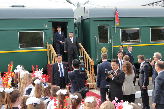 North Korean leader Kim Jong-un visits a military airfield and naval base near Vladivostok on Sept. 16, 2023, according to a report published by the North Korean state-run Rodong Sinmun in September 2023. [NEWS1]