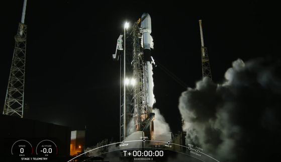 A Falcon 9 rocket carrying the fourth satellite, Unit 4, under the 425 Project, takes off from Cape Canaveral Space Force Station in Florida on April 22. [YONHAP]
