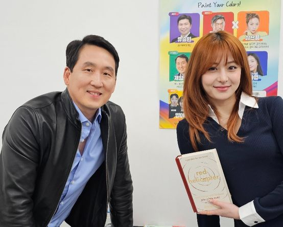 K-pop girl group Le Sserafim’s Huh Yun-jin even mentioned that reading ″Red Helicopter″ helped lift her spirits after facing harsh criticism over her Coachella performance. [JAMES RHEE]