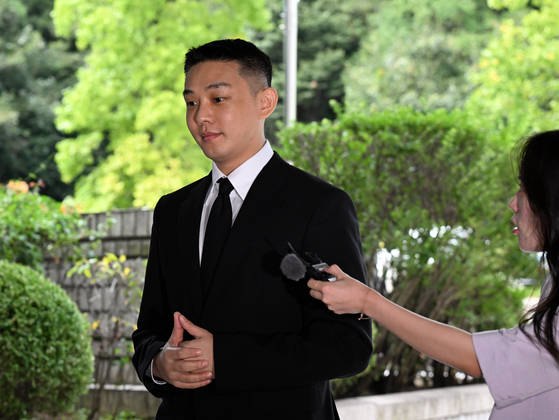 Actor Yoo Ah-in walks into the first trial on drug charges at the Seoul Central District Court in Seocho District, southern Seoul, on Sept. 3, 2024. [NEWS1] 