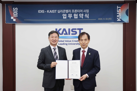 IDIS Chairman Kim Young-dal, left, and KAIST President Lee Kwang-hyung, pose for a photo on April 22 after signing a memorandum of understanding to establish the KAIST Silicon Valley IDIS Campus. [KAIST]