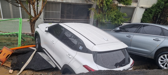 Cars lie damaged after a retaining wall collapsed at a ground-level parking lot of an apartment complex in Namyangju, Gyeonggi, on April 22. [GYEONGGI-DO FIRE SERVICES]