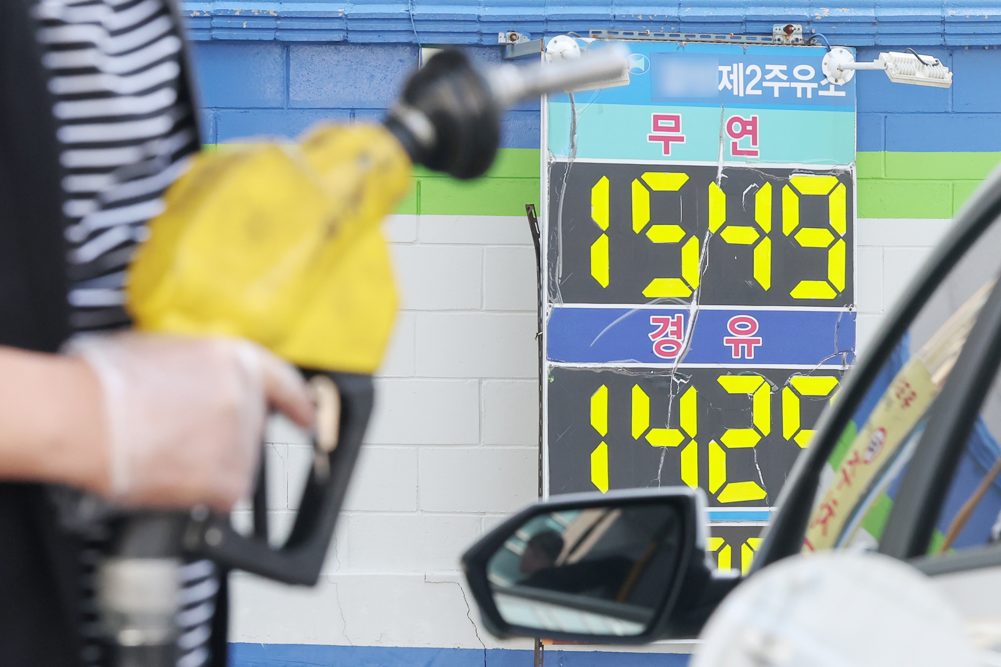 Gasoline is being sold for 1,549 won ($1.10) per liter at a gas station in Seoul on April 21. [NEWS1]