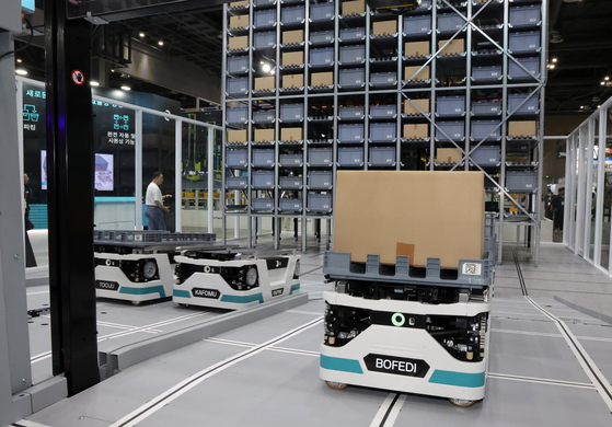 A self-driving robot is seen transporting a pallet used for stacking goods in a logistics center at the 2025 Korea Materials Handling & Logistics Exhibition, an international logistics industry exhibition held at Kintex in Goyang, Gyeonggi, on April 22.[YONHAP]