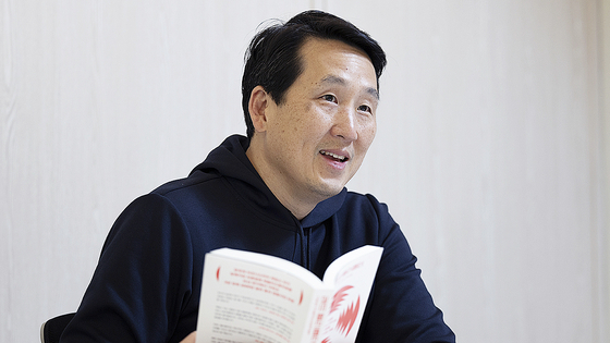 On the morning of April 4, JoongAng Ilbo columnist Ahn Hai-ri met with James Rhee, author of Red Helicopter (2024), at the Booyoung Taepyeong Building in Jung District, central Seoul. He expressed a wish that Korean fathers would tell their children ″I love you″ more often. [JOONGANG ILBO]