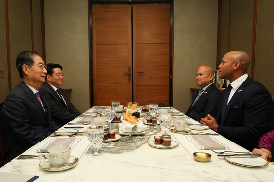 Acting President Han Duck-soo holds a breakfast meeting with Wes Moore, governor of Maryland, at the Four Seasons Seoul hotel on April 16. [PRIME MINISTER'S OFFICE]