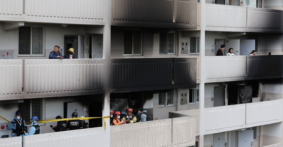 The National Forensic Service conducts an on-site inspection to determine the cause of a fire at an apartment building in Seoul's Gwanak district, on April 21. [YONHAP] 