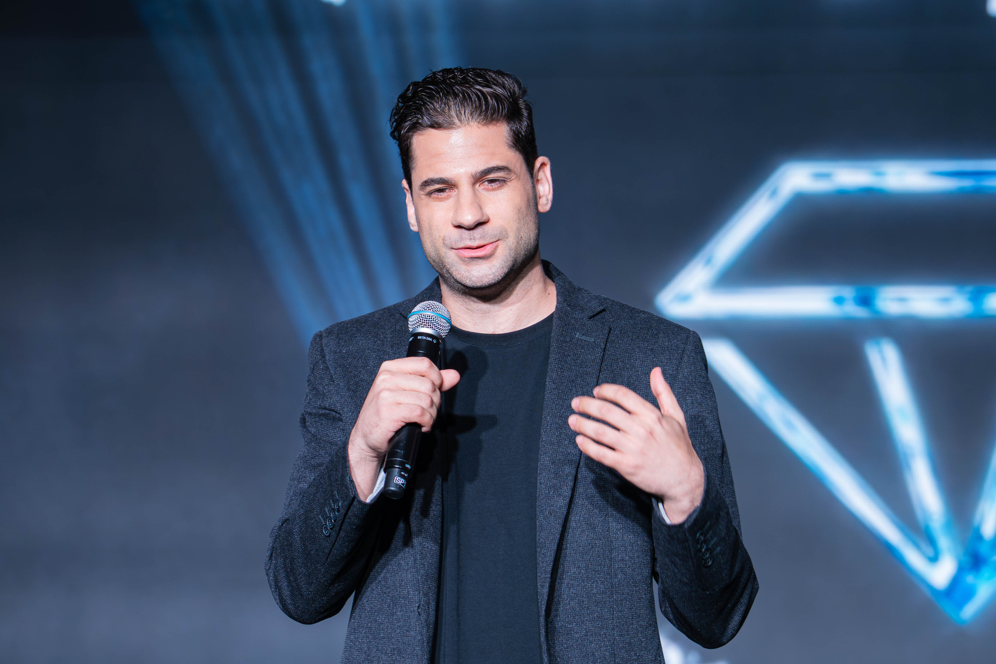 Paul Brian Thompson, CEO of MZMC, which manages girl group VVS, speaks during a showcase on April 22 at the Ilchi Art Hall in Gangnam District, southern Seoul, for the release of its first digital single “Tea.” [DANIELA GONZALEZ PEREZ]