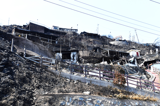The coastal village area of Yeongdeok County, North Gyeongsang, is blackened by wildfire damage on March 29. [NEWS1]