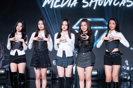 Girl group VVS poses for photos during a showcase on April 22 at the Ilchi Art Hall in Gangnam District, southern Seoul, for the release of its first digital single “Tea.” [DANIELA GONZALEZ PEREZ] 