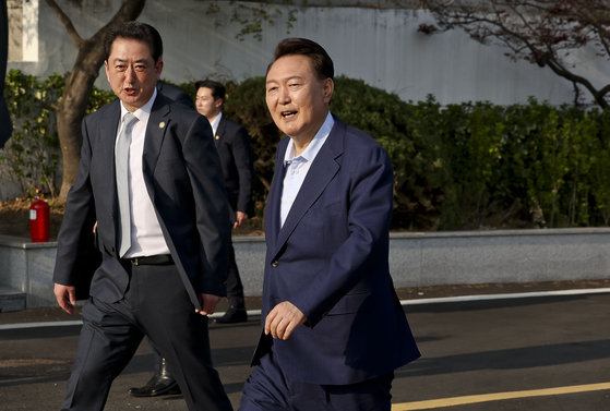 Former president Yoon Suk Yeol waves to his supporters as he leaves the presidential residence in Hannam-dong, Yongsan District, central Seoul on April 11. [JOONGANG ILBO] 